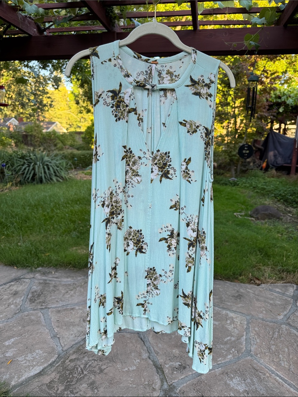 🩷 Free People; Beautiful Mint w/Floral Design Sleeveless Top! Misses Size XL!